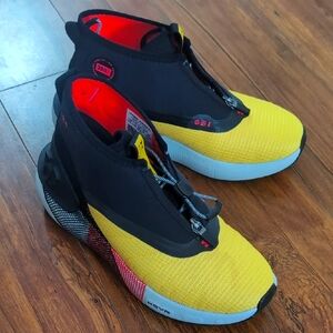 Under Armour Unisex Yellow and Black Shoes M-6/W-7.5